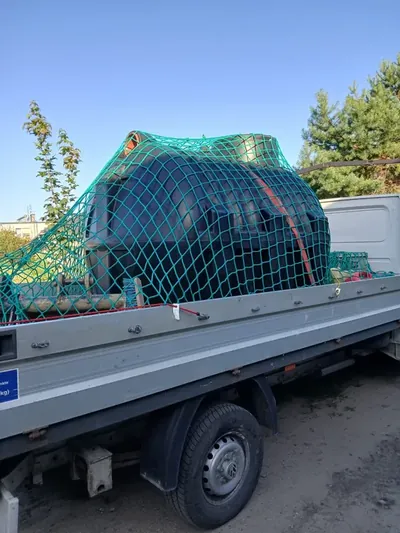 Zbiornik oczyszczalni przywieziony na plac na lawecie